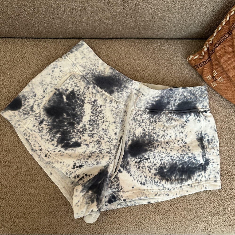 lululemon Inner Glow 3” shorts - Picture 3 of 6